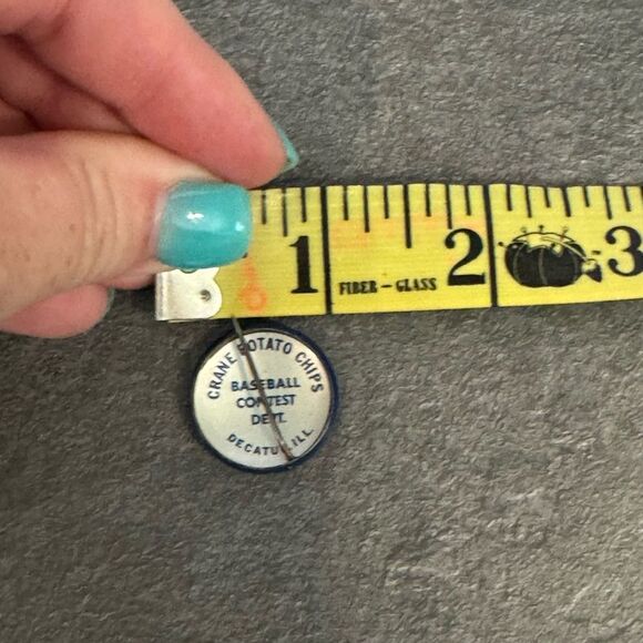 Vintage 1960’s Crane Potato Chips Philadelphia Phillies Collectible Pin MLB - Picture 3 of 3